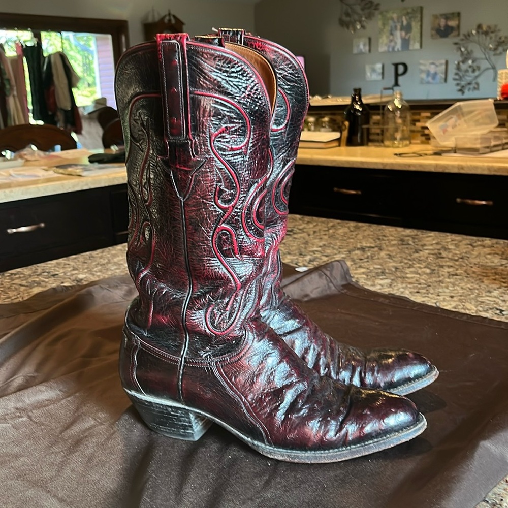 Women’s Vintage Lucchese cowboy boots with ostrich detailing. Black cherry.